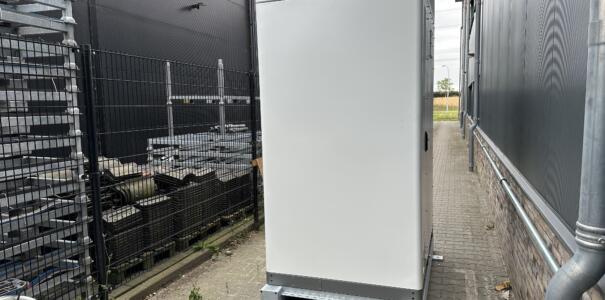 EOS 215kWh/100KW geplaatst voor de bedrijfszekerheid d.m.v. peakshaving