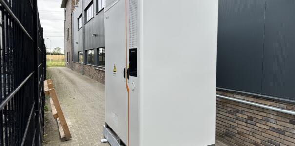 EOS 215kWh/100KW geplaatst voor de bedrijfszekerheid d.m.v. peakshaving